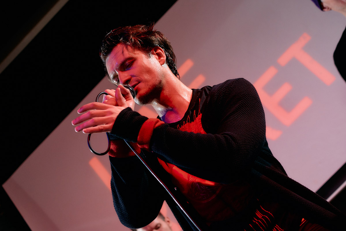 Александр Аладышев хорошо известен не только в нашем городе, но и далеко за его пределами как талантливый актер театра и кино, артист мюзикла. В его активе работа во Владимирском академическом театре драмы, московском драматическом театре под руководством Армена Джигарханяна, создание Театрального товарищества «Завод», который наделал немало шума в мире искусства. Но Александр куда больше, чем актер и режиссер. Еще он певец и композитор, основатель группы Love Rocket, у которой вчера состоялся концерт.